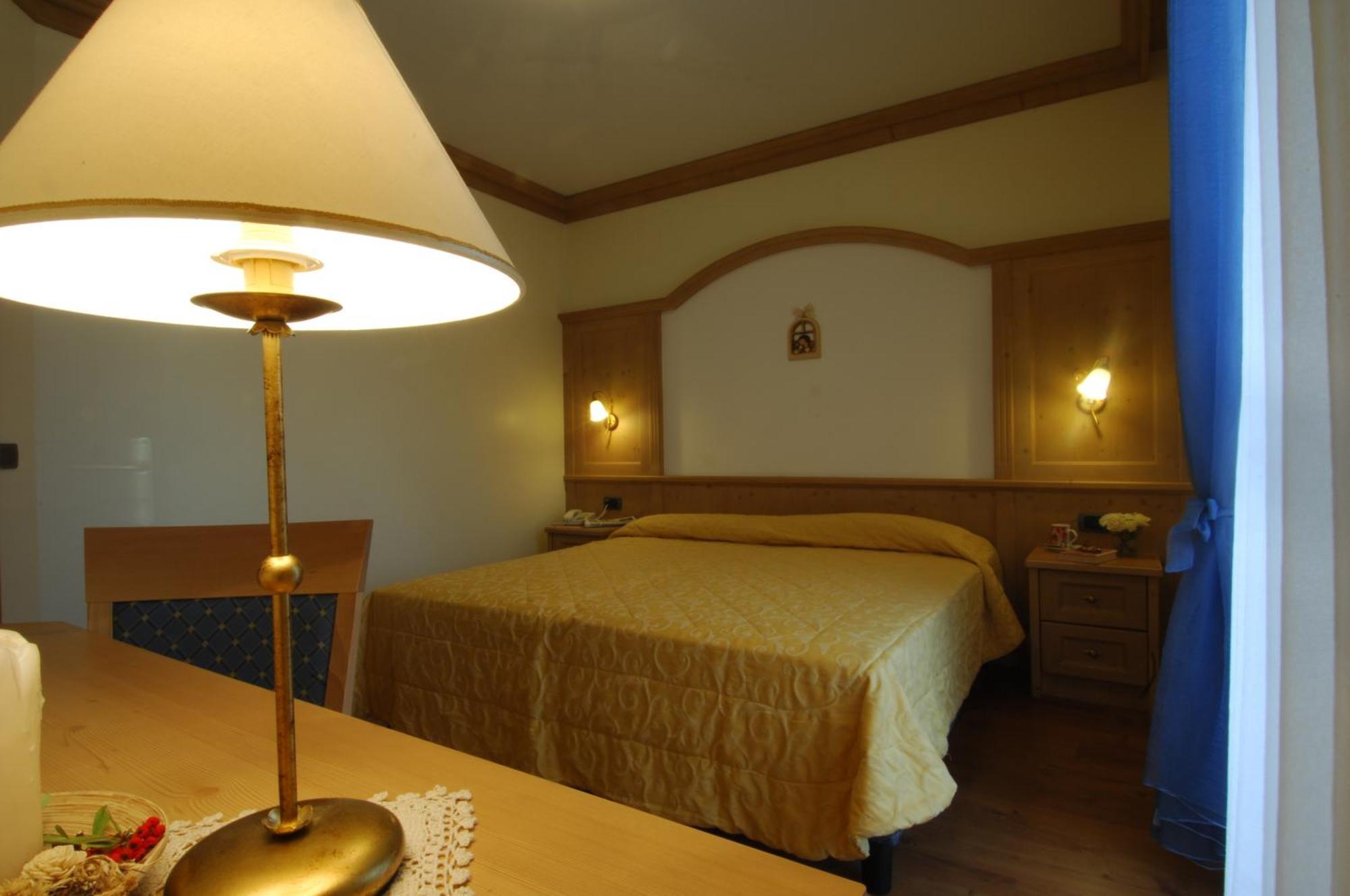 Hotel Lido - Slow & Natural Living Molveno Bagian luar foto