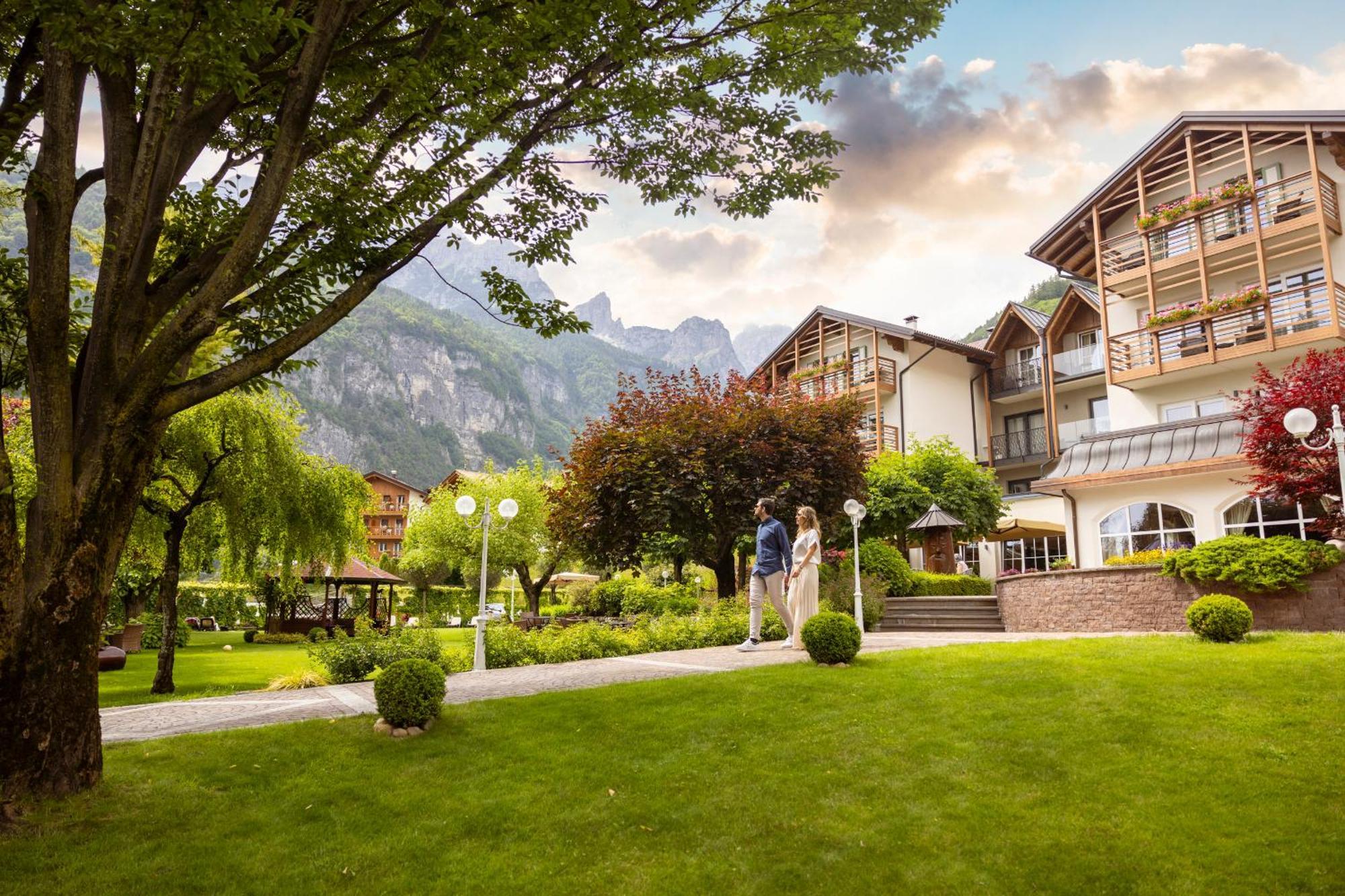 Hotel Lido - Slow & Natural Living Molveno Bagian luar foto