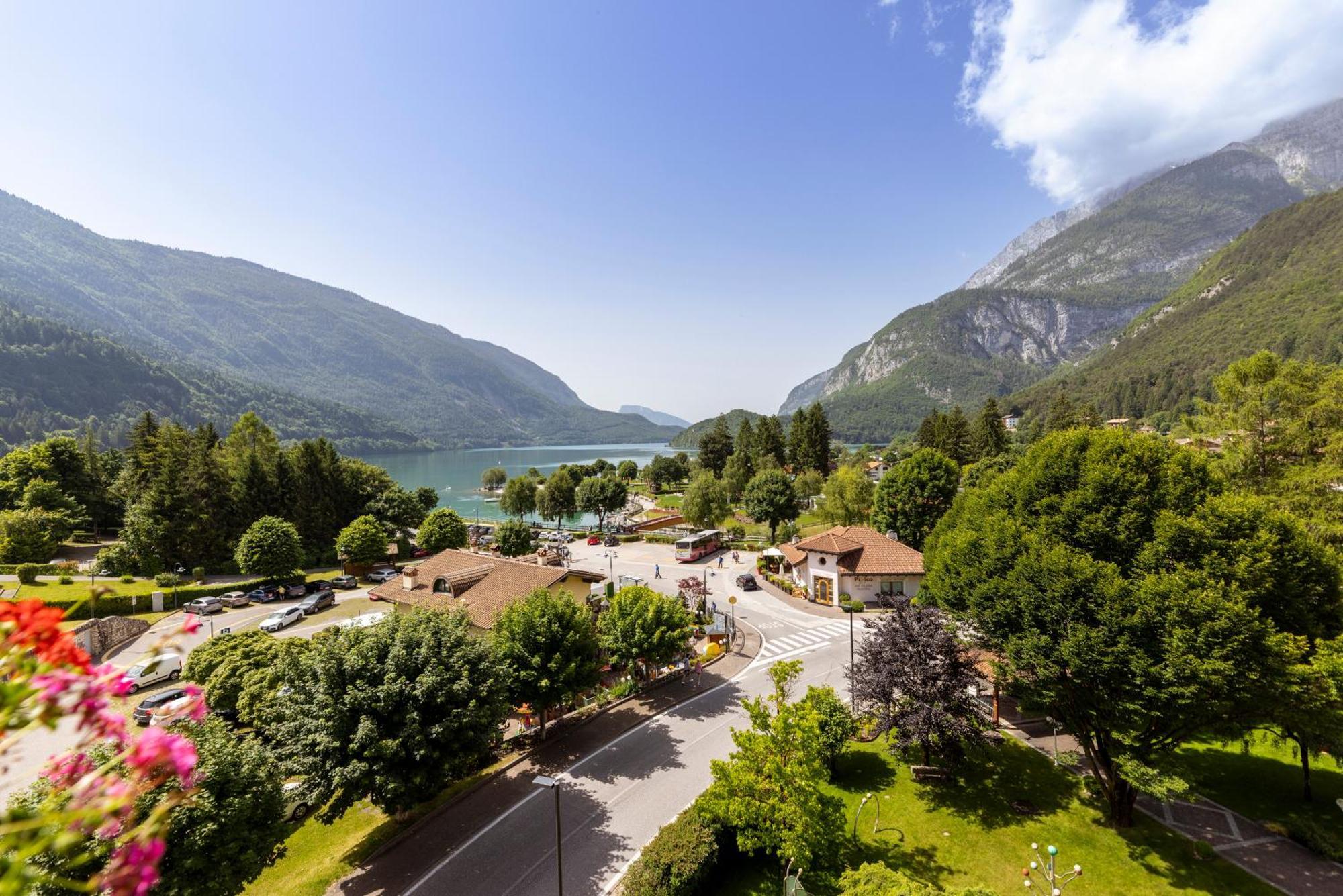 Hotel Lido - Slow & Natural Living Molveno Bagian luar foto