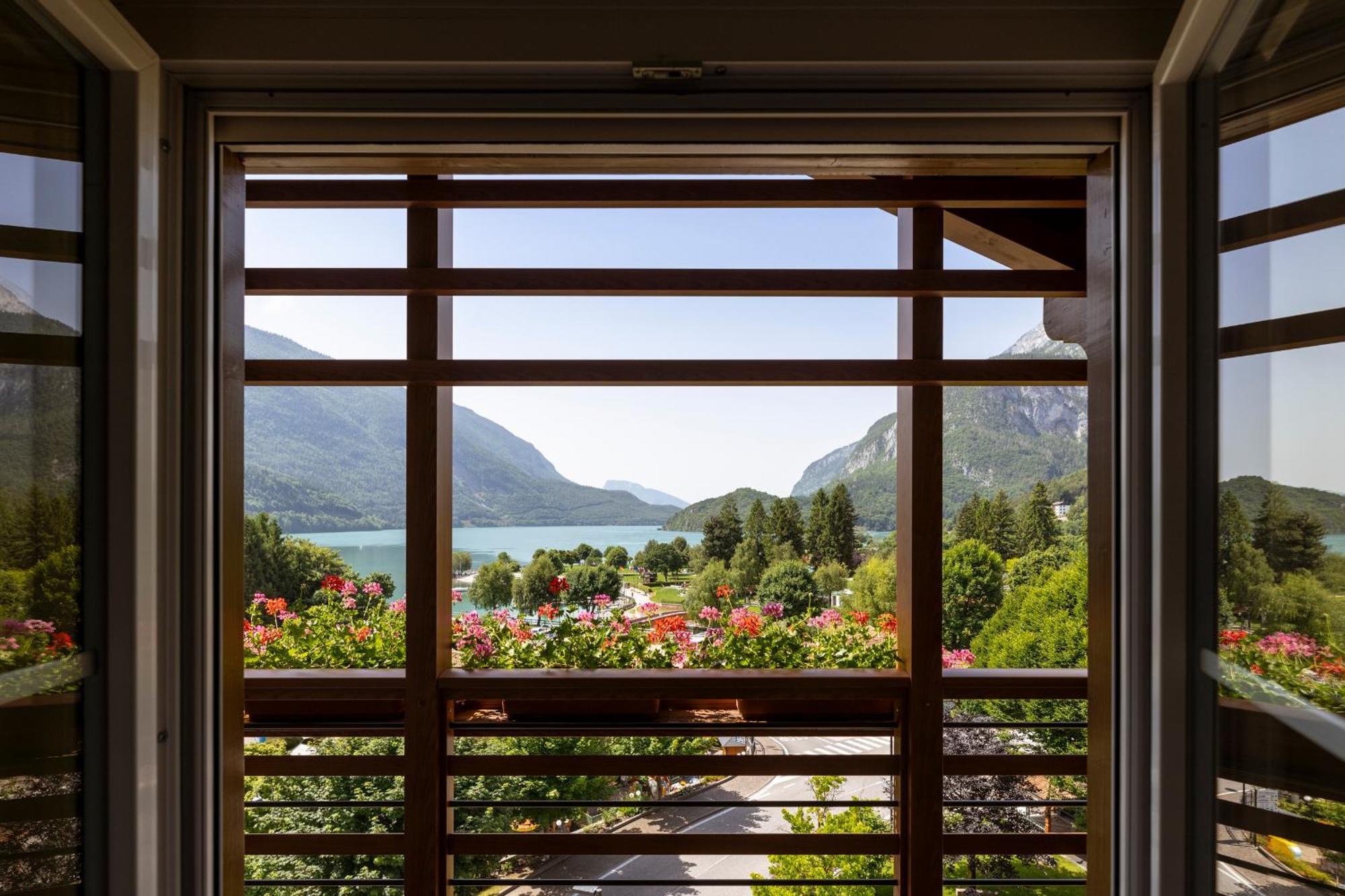 Hotel Lido - Slow & Natural Living Molveno Bagian luar foto